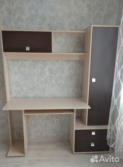 Компьютерный стол с полками