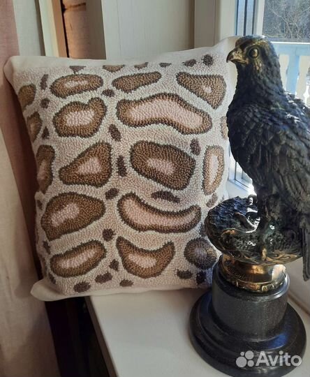 Декоративная подушка с ручной ковровой вышивкой