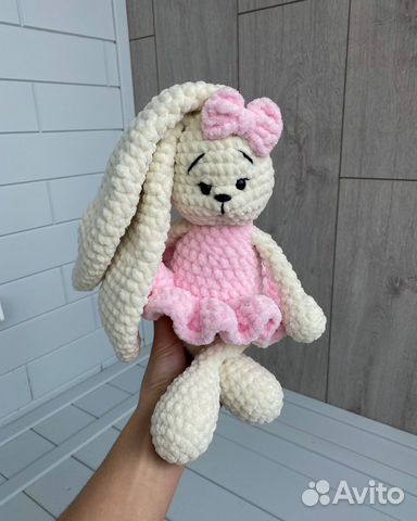 Плюшевый заяц вязаный