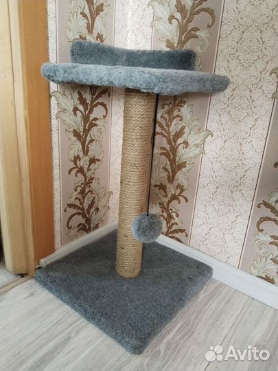 Когтеточка с лежанкой и игрушкой