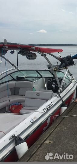 Вейкбордический катер буксировщик