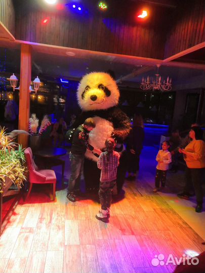 Праздничное поздравление от гигантского Панды