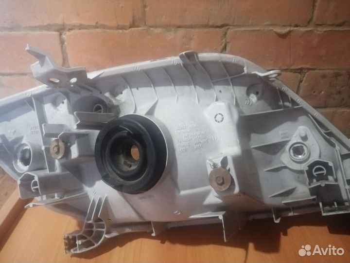 Продам фару Toyota Corolla 120