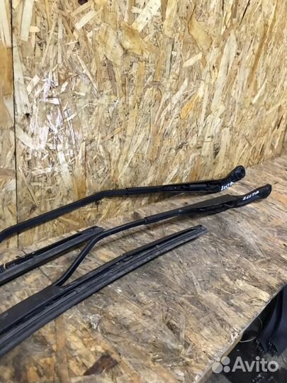 Поводок стеклоочистителя передний LADA Vesta