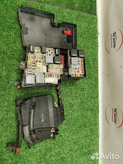 Блок предохранителей моторный Ford Focus 3 хетчбэк