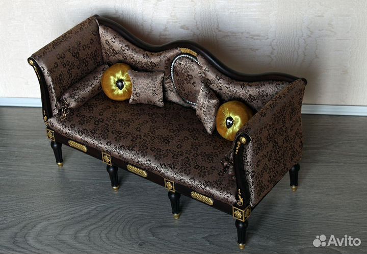 Диван для кукол