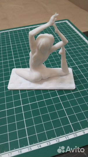 Фигурка девушки