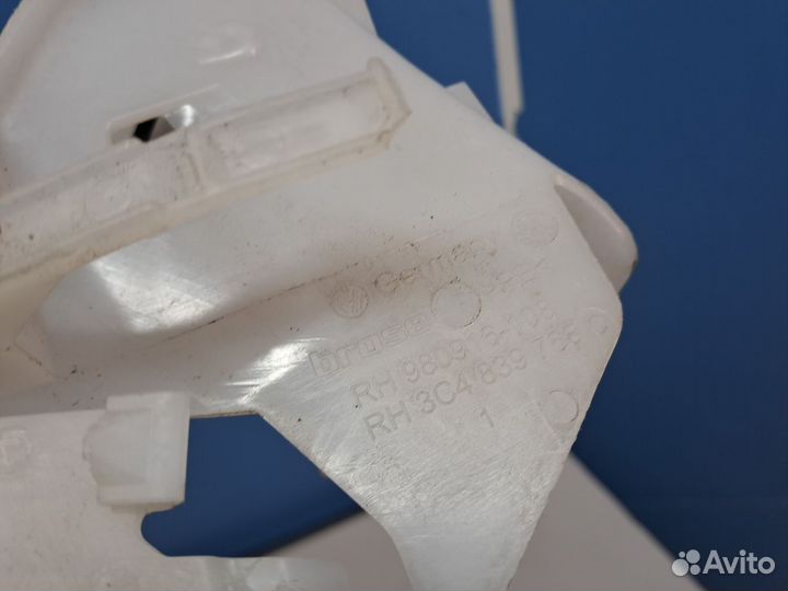 Кронштейн замка двери задний правой Volkswagen Passat B6 2005-2010