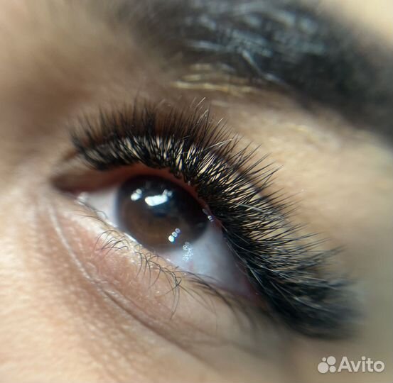 Модель на наращивание ресниц