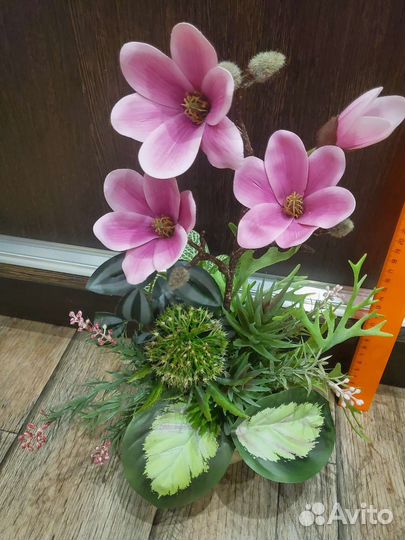 Интерьерный цветок в горшке