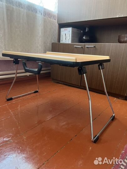 Складной столик для инвалидов на кровать