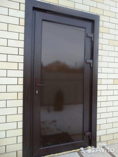 Дверь алюминиевая