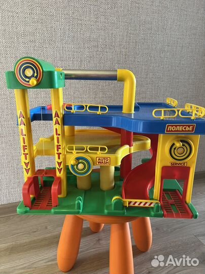 Гараж с дорогой