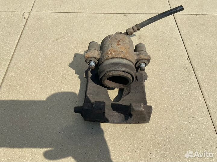 Тормозной суппорт передний правый Volkswagen Golf