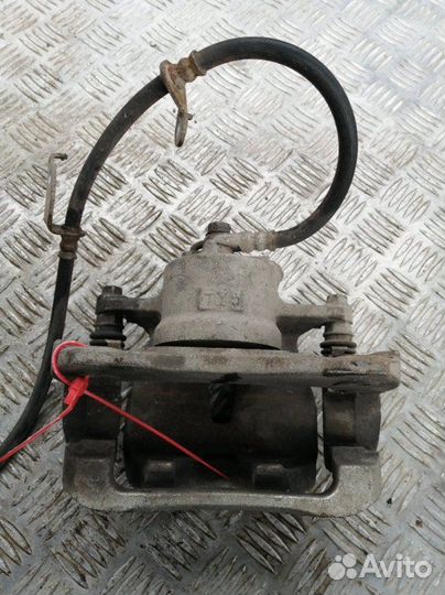 Суппорт передний правый Toyota Rav4 ACA30 2.0