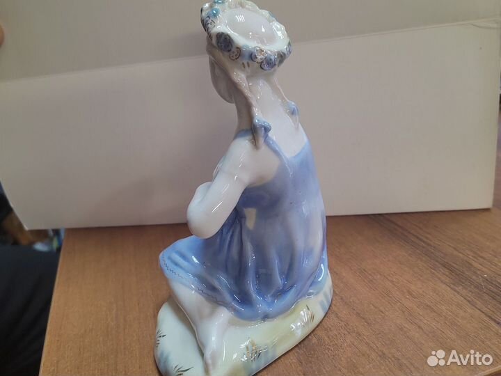 Фарфор девочка с букетом