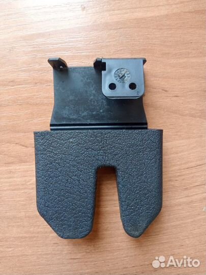 Кожух (накладка, пластик) на замок багажника