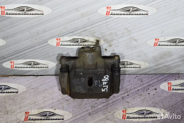 Суппорт перед лево c Toyota Funcargo NCP20 2NZ-FE