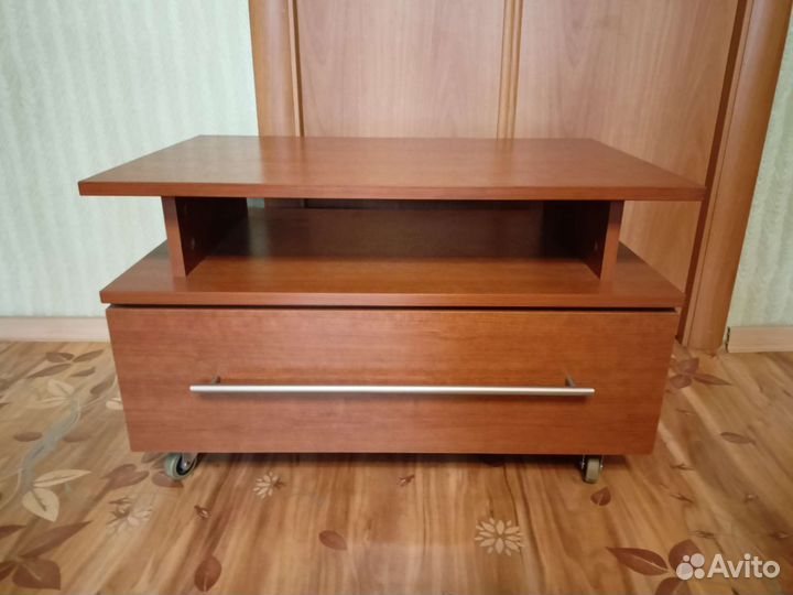 Тумба на колесах