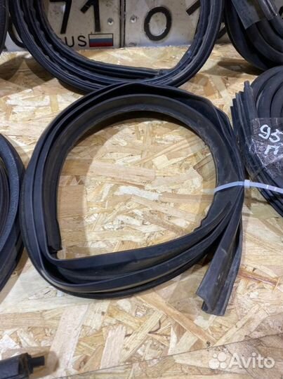 Уплотнитель двери Renault Logan 1.6 2011