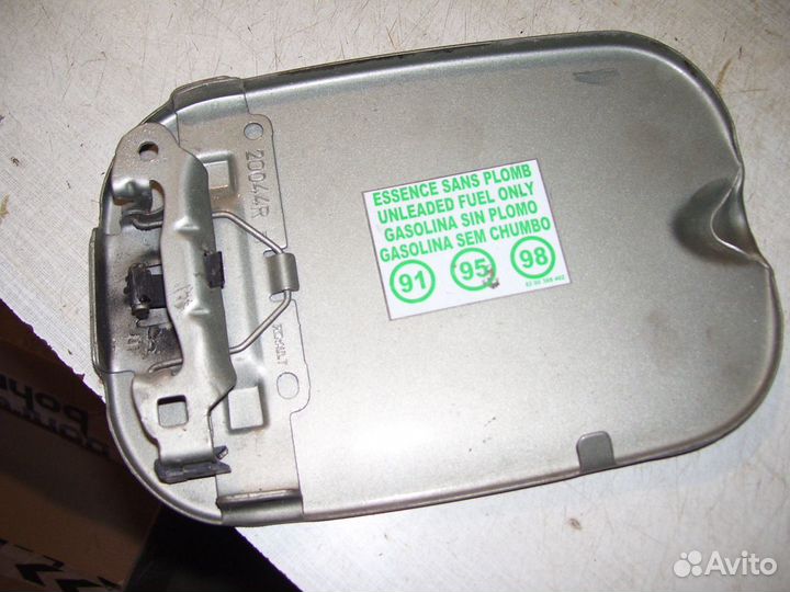 Рено сандеро лючок -крышка бака