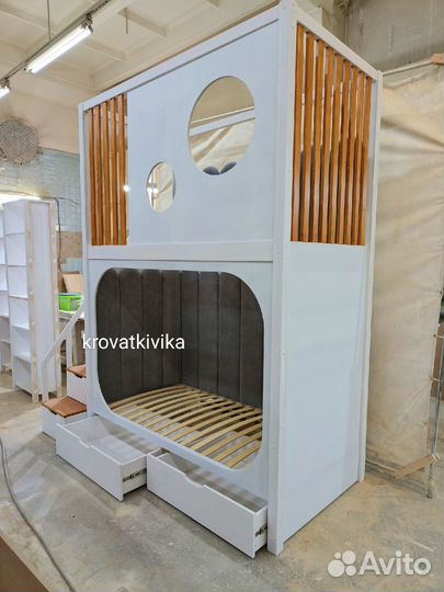 Двухъярусная Эко кровать домик с лестницей комодом