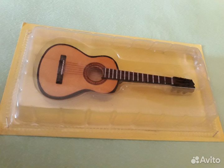 Миниатюра музыкальных инструментов гитары