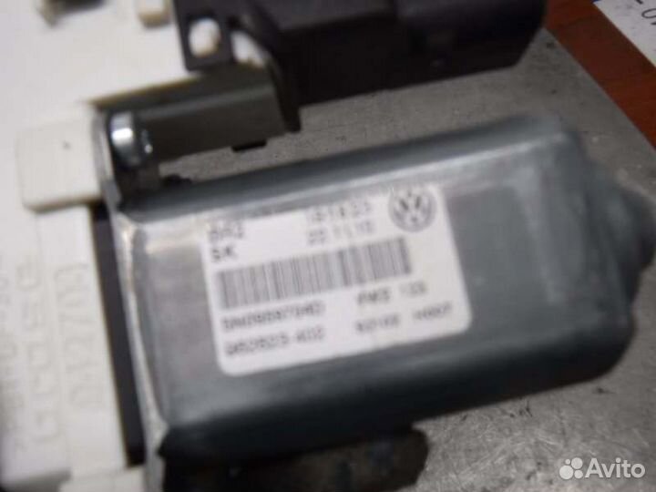 Мотор стеклоподъемника задний правый Volkswagen