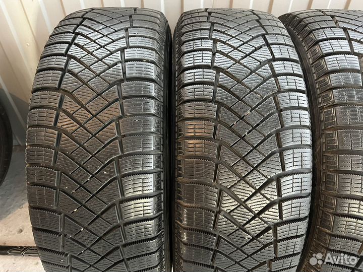 Pirelli Ice Zero FR 215/65 R16