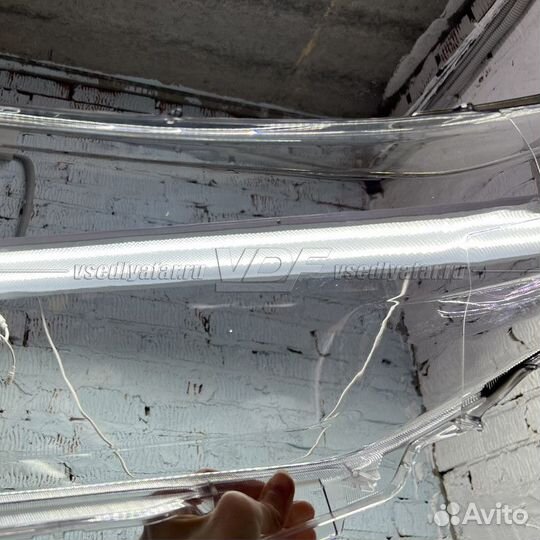 Уцененное стекло для фары Toyota Land Cruiser 200