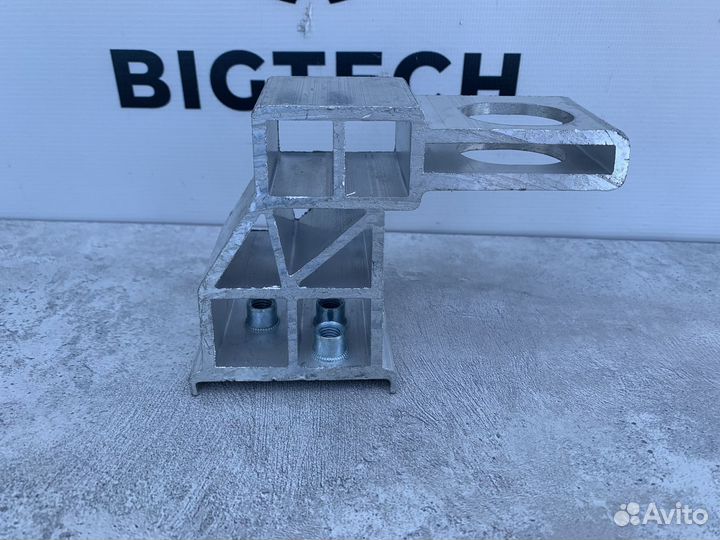 Кронштейн радиатора правый Mercedes A2135010720