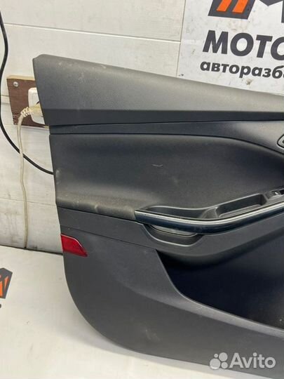 Обшивка двери передняя левая Ford Focus 3 хетчбэк