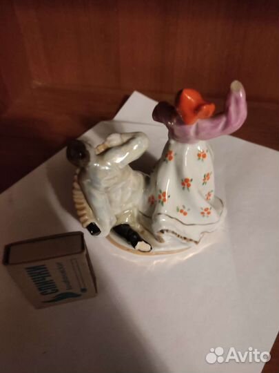 Статуэтка фарфор. Гармонист и плясунья