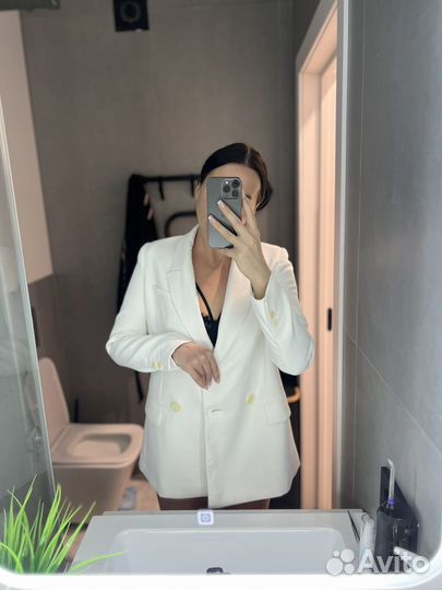 Белый и бежевый пиджак