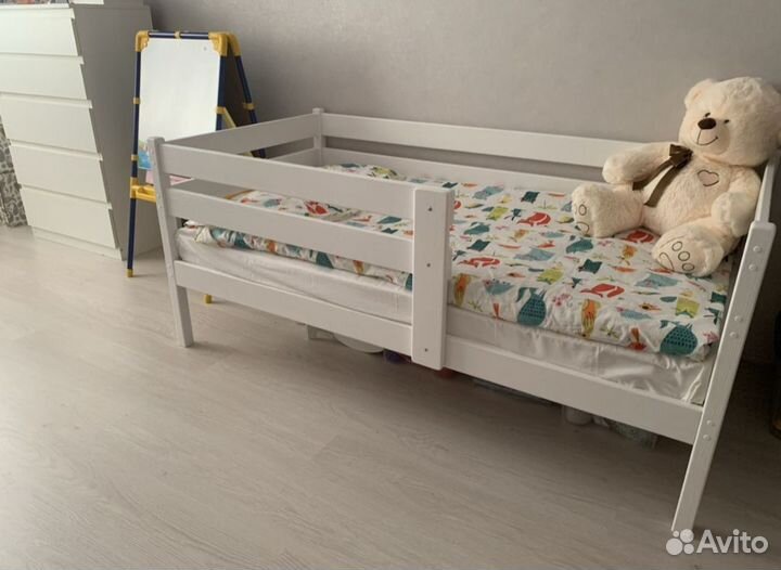 Кроватка с бортиками из массива дерева