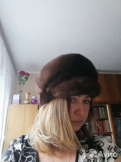 Берет женский норковый с небольшим козырьком