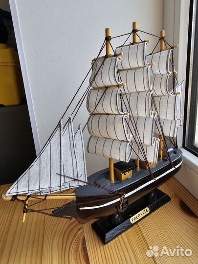 Модель парусника из дерева