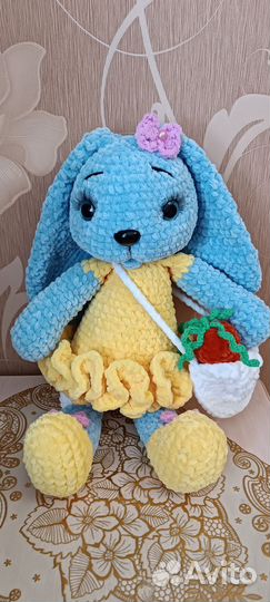 Большой плюшевый заяц