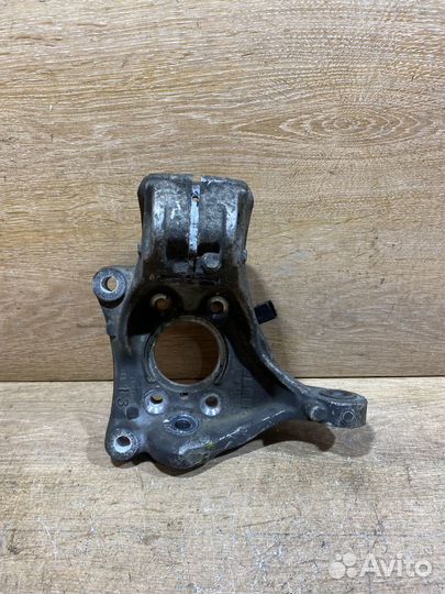 Поворотный кулак правый VW Passat B6 X11