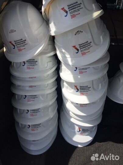 Каски для выпускников с логотипом урфу 2023