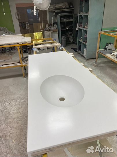 Акриловая столешница в ванную на заказ