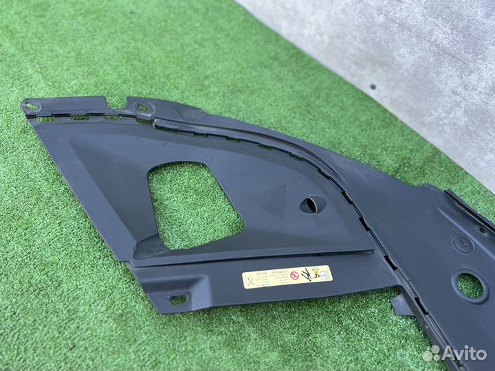 Пыльник под капотом правый BMW F01 F02