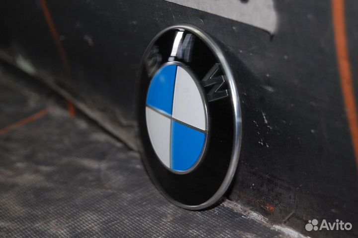 Эмблема передняя - BMW 5 F10