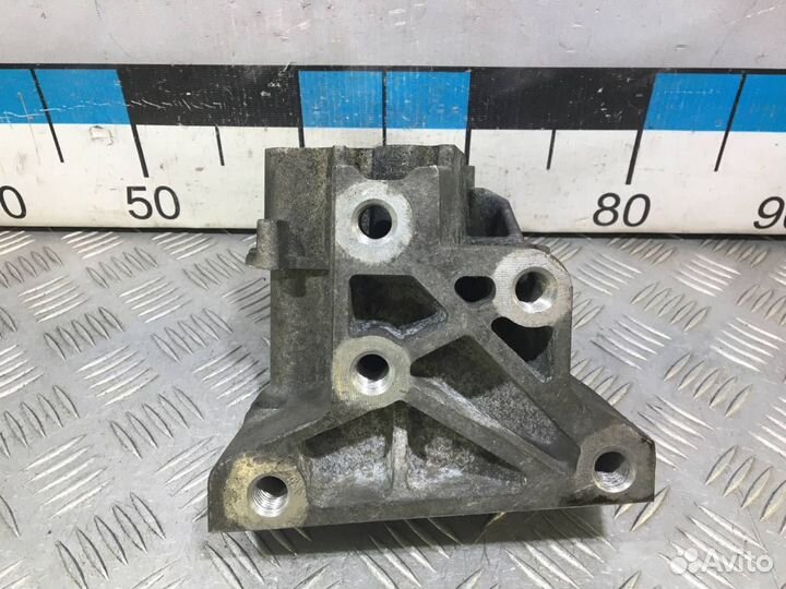 Б/У Кронштейн двигателя правый#002