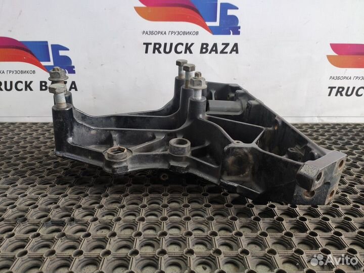 Кронштейн буксировочный левый Renault T