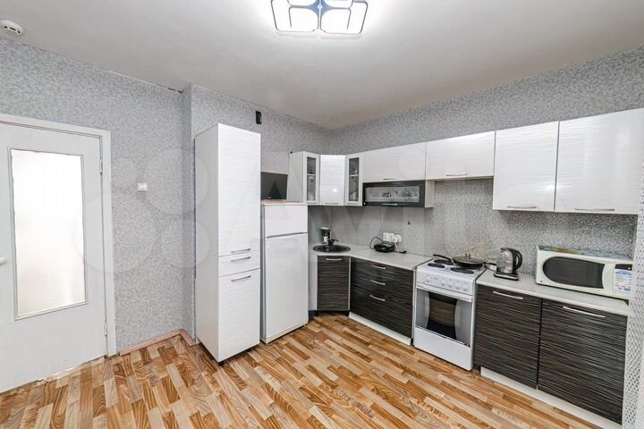 3-к. квартира, 90 м², 1/10 эт.