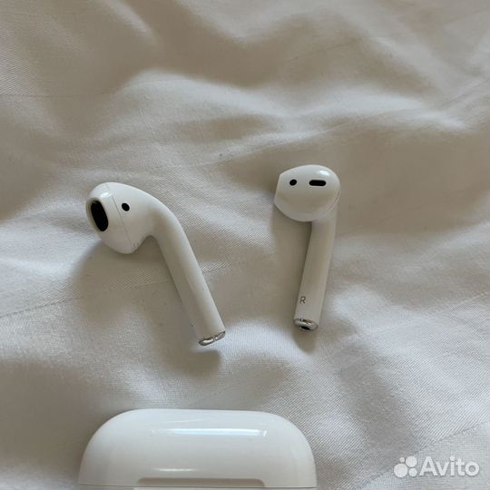 Apple AirPods 2 с зарядным футляром