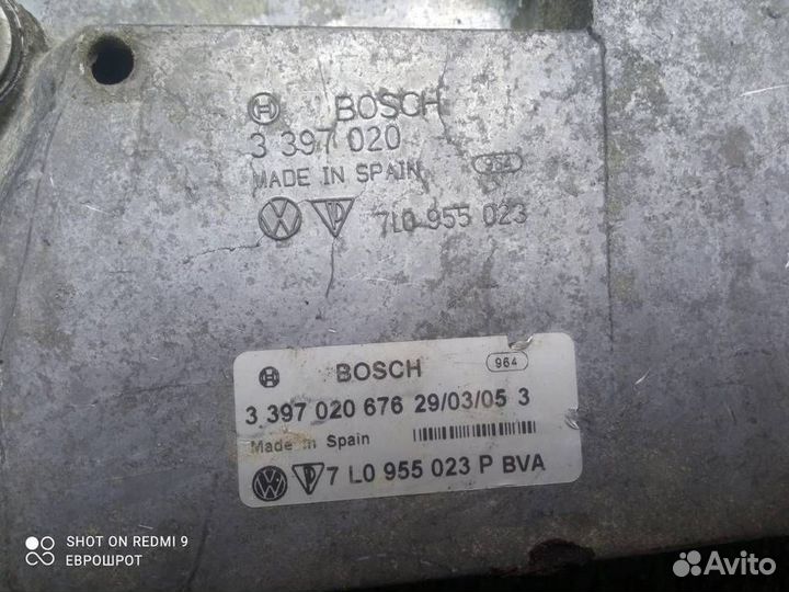 Моторчик стеклоочистителя передний Volkswagen Tou