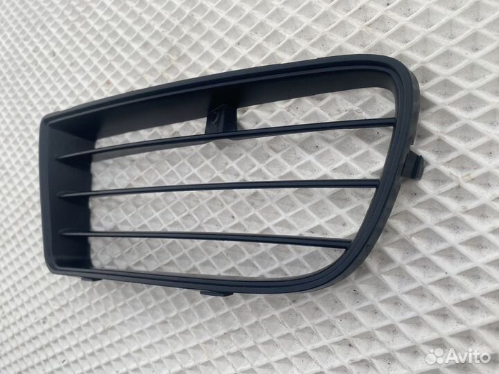 Заглушка в бампер левая mitsubishi carisma рест