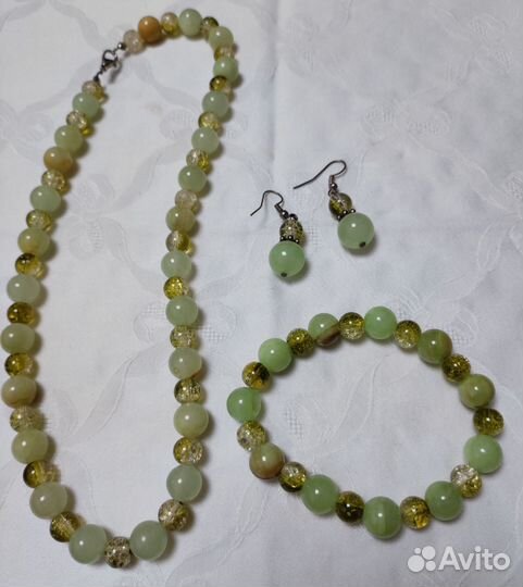 Комплект украшений из нефрита